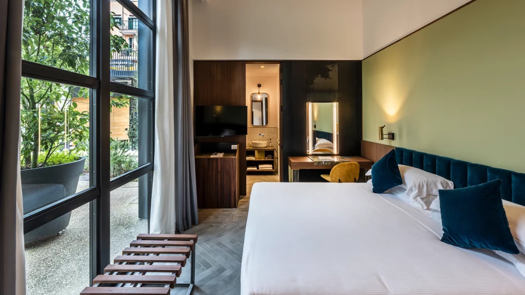 Horti 14 Botanical Hotel camera con vista sul giardino arredi in legno Antonacci Falegnamerie