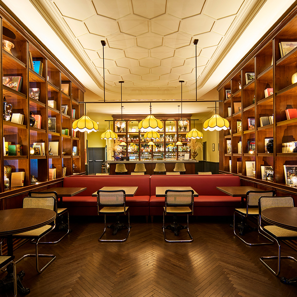 Interni del ristorante Il Clementino a Roma con boiserie in legno su misura, arredi artigianali e atmosfera luxury & lifestyle firmata Antonacci Falegnamerie