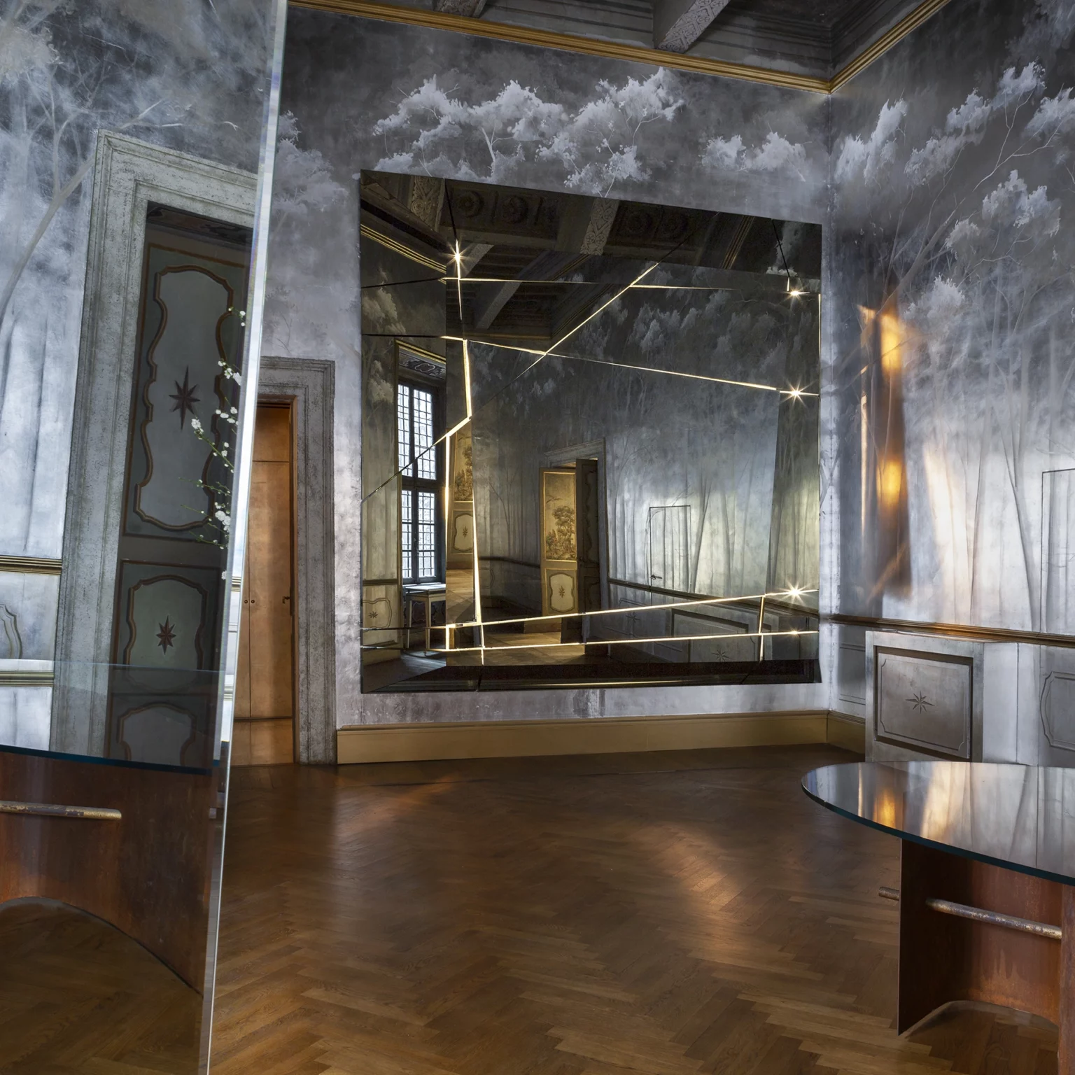 Installazione Mirror of Wonders con specchio geometrico retroilluminato e pareti decorate, progettato da Antonacci Falegnamerie
