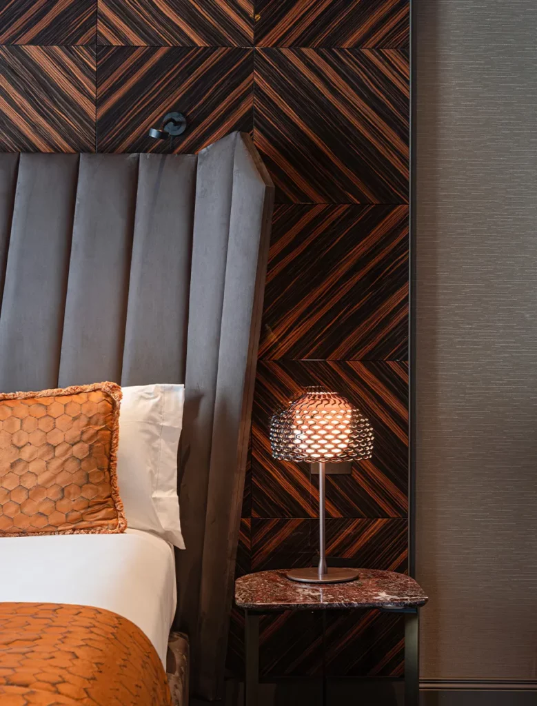 Dettaglio del rivestimento in legno per camera patronale U-Visionary Roma