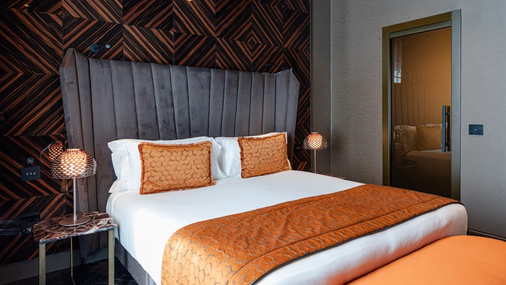 Camera da letto con rivestimenti di pregio U-Visionary Roma