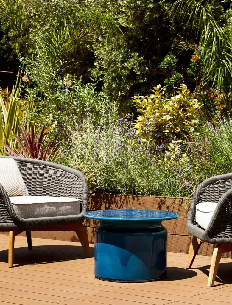 Esterno dell'hotel U-Visionary Venezia con sedie in legno e tavolino blu