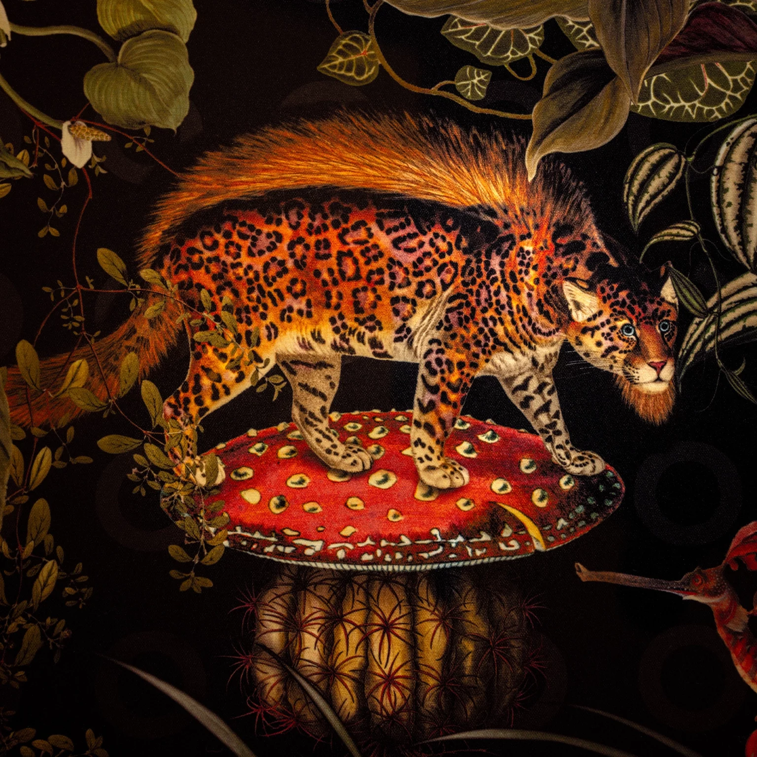 Decorazione artistica con animale fantastico ispirato a giaguaro su fungo rosso, dettaglio di progetto residenziale Casa CPL