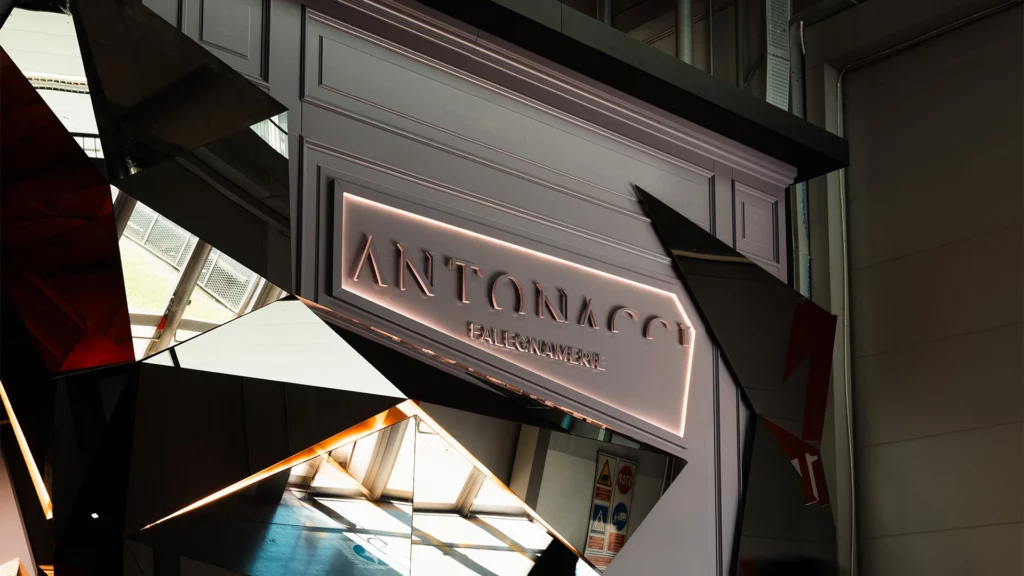 Logo Antonacci Falegnamerie applicato su parete al salone del mobile di milano 2024