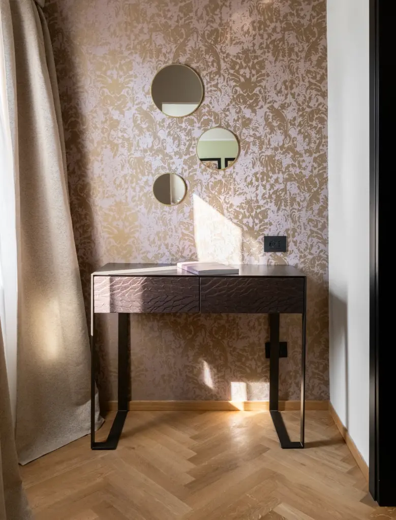 Consolle in legno inciso con gambe in ferro e parete decorata con specchi circolari, interior su misura Palazzo Rota Venezia