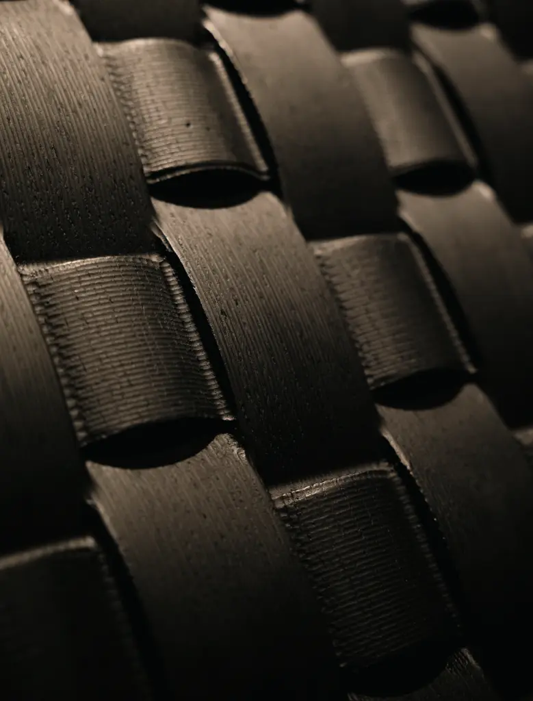 Dettaglio pannellatura su legno scuro Treccia di Antonacci Falegnamerie