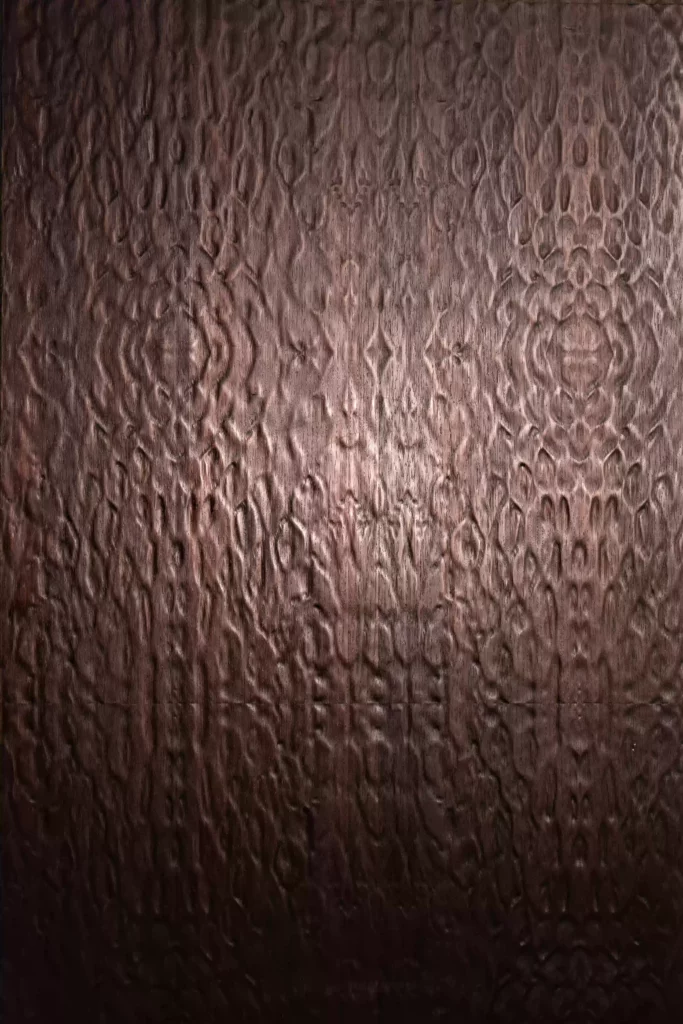 Dettaglio della pannellatura Onda su legno scuro di Antonacci Falegnamerie