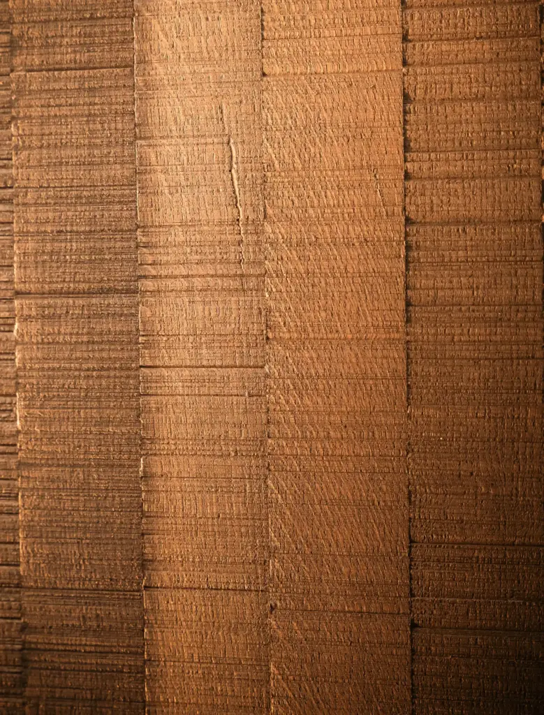 Pannellatura su legno chiaro Seghettato